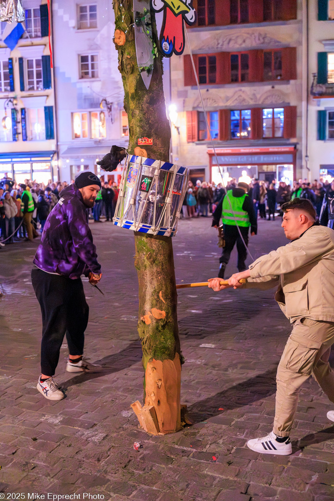 Guuggerbaum Fällen; Luzerner Fasnacht 2025